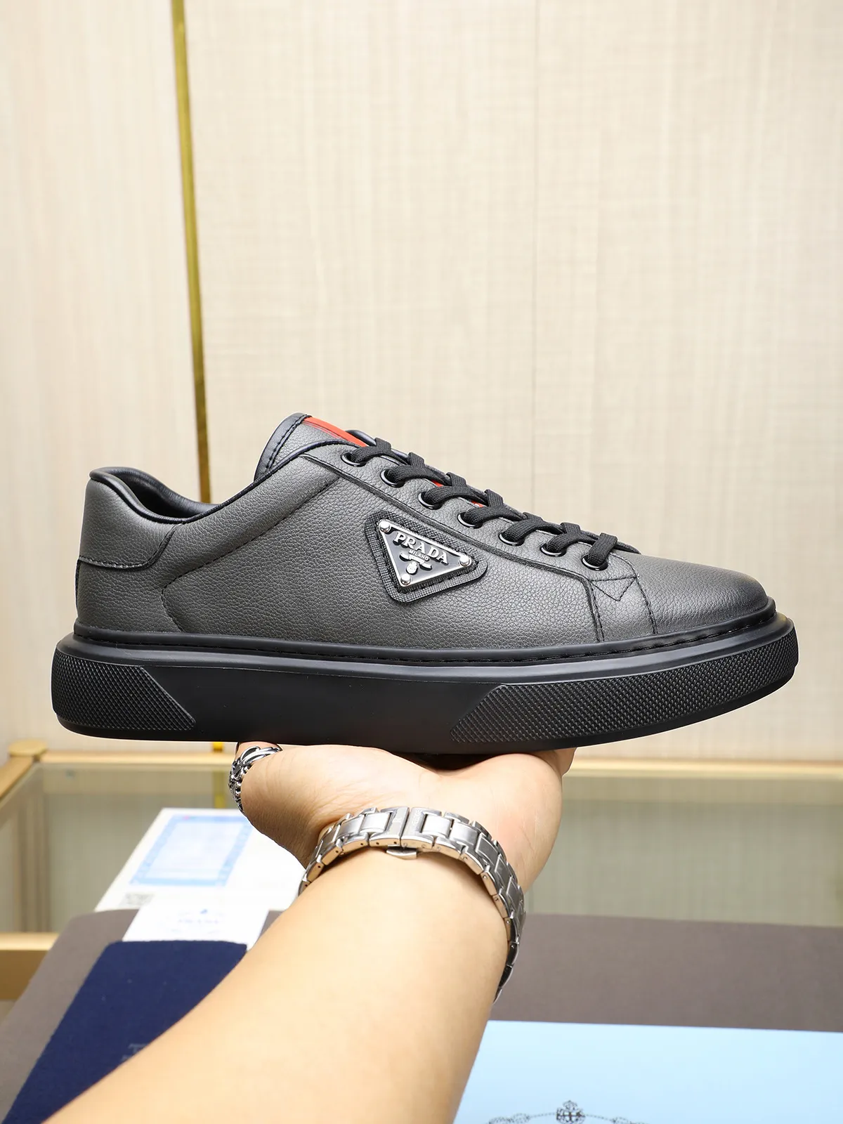 Men's shoes 💰460 Prada/Prada Men's new casual shoes, this upper is made of imported calfskin + sheep lining! The outside is decorated with the P family's classic metal triangle enamel logo, and the outsole is made of non-slip sports foam ultra-light outsole, which feels good on the feet and is a fashionable and fashionable item!  Size: 38-44 (45 customized)